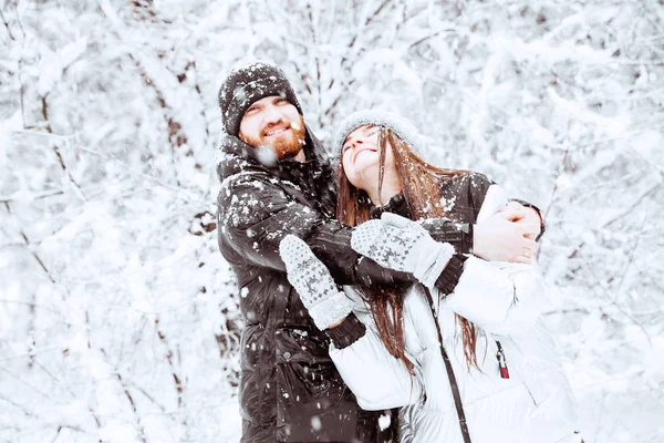 Boas férias de inverno. Jovem casal romântico. Dia de inverno nevado . — Fotografia de Stock