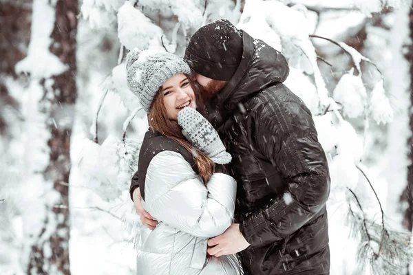 Feliz pareja joven en el amor divertirse en el bosque de nieve de invierno. Ganar — Foto de Stock