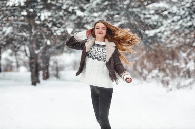 Mutlu, genç bir kadın kış, soğuk bir gün. Kışın yürü