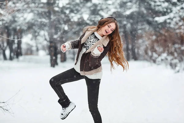 Happy young woman  enjoing winter, frosty day.  Walk in winter f — Stock Photo, Image