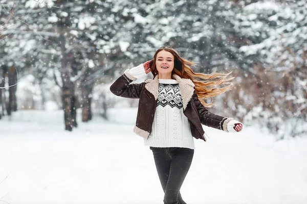 Happy young woman engoing winter, frosty day. Playing with snow — Stock Photo, Image