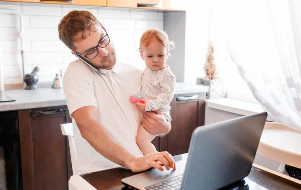 Snygg Ung Man Som Jobbar Hemma Med Laptop Med Ett — Stockfoto