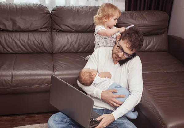 Padre Joven Trabajando Portátil Casa Con Pequeño Bebé Sus Manos — Foto de Stock