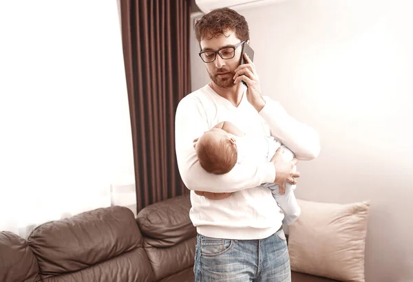 Padre Joven Trabajando Portátil Casa Con Pequeño Bebé Sus Manos — Foto de Stock
