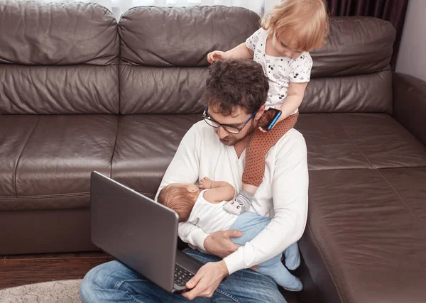 Upptagen Far Arbetar Hemma Laptop Med Rwo Barn Multitasking Självisolering — Stockfoto
