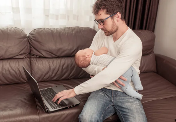 Padre Trabajando Casa Usando Portátil Con Pequeño Bebé Sus Manos — Foto de Stock