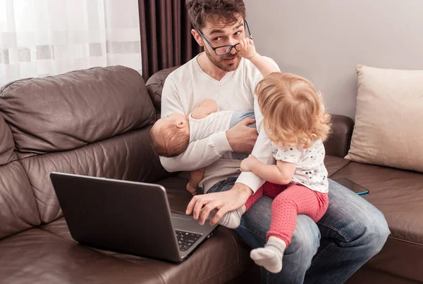 Ung Upptagen Far Försöker Arbeta Hemma Med Sina Barn Självisolering — Stockfoto