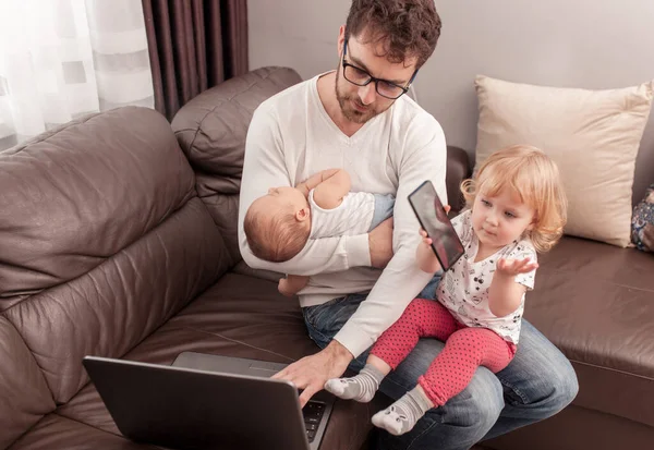 Ung Upptagen Far Försöker Arbeta Hemma Med Sina Barn Självisolering — Stockfoto