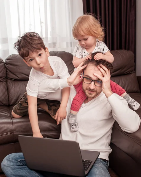 Joven Padre Ocupado Tratando Trabajar Casa Con Sus Hijos Autoaislamiento — Foto de Stock
