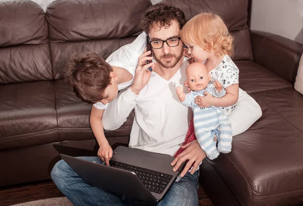 Ung Upptagen Far Försöker Arbeta Hemma Med Sina Barn Självisolering — Stockfoto