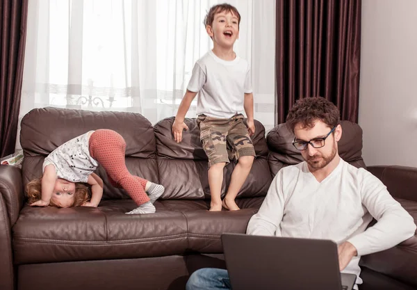 Ung Upptagen Far Försöker Arbeta Hemma Med Sina Barn Självisolering — Stockfoto