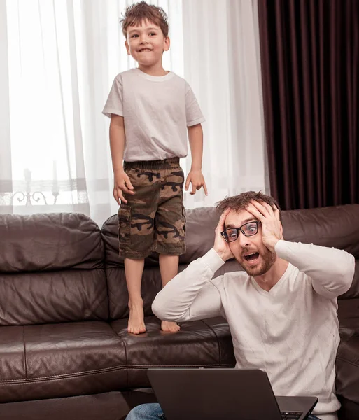 Νεαρός Απασχολημένος Πατέρας Προσπαθεί Εργαστεί Στο Σπίτι Παιδιά Του Αυτοαπομόνωση — Φωτογραφία Αρχείου
