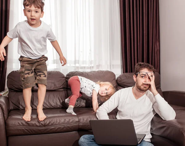 Joven Padre Ocupado Tratando Trabajar Casa Con Sus Hijos Autoaislamiento — Foto de Stock