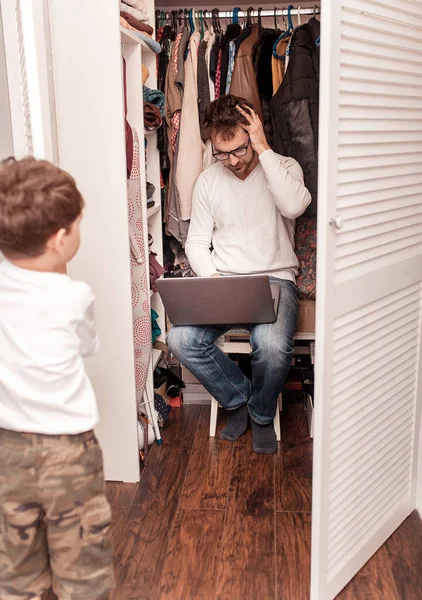 Upptagen Far Försöker Hitta Lugn Plats Garderob Att Gömma Sig — Stockfoto