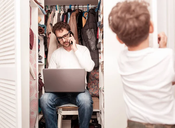 Padre Ocupado Tratando Encontrar Lugar Tranquilo Armario Entre Ropa Para — Foto de Stock