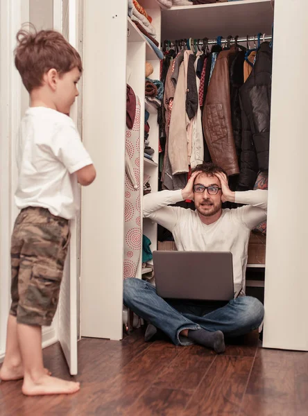 Upptagen Far Försöker Hitta Lugn Plats Garderob Mellan Kläder Att — Stockfoto