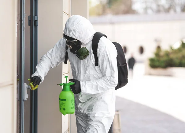 Quarentena Infecção Pelo Coronavírus Homem Equipamento Protecção Desinfecta Com Pulverizador — Fotografia de Stock