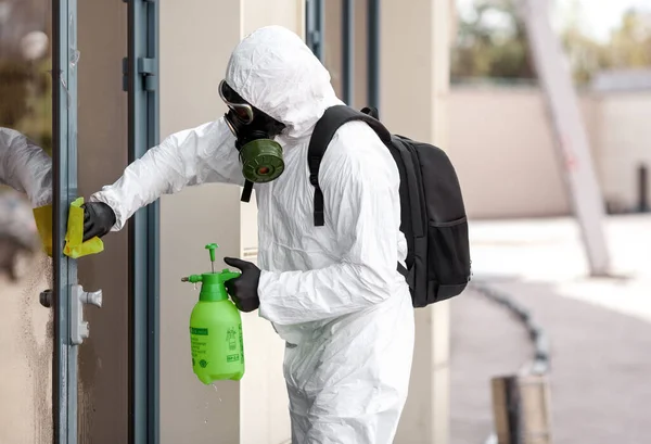 Quarentena Infecção Pelo Coronavírus Homem Equipamento Protecção Desinfecta Com Pulverizador — Fotografia de Stock