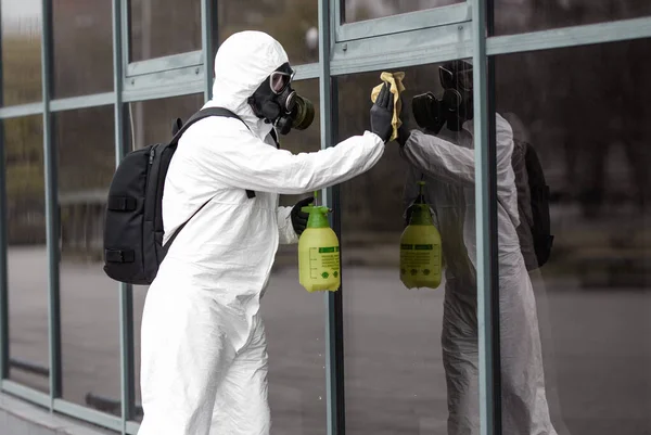 Quarentena Infecção Pelo Coronavírus Homem Equipamento Protecção Desinfecta Com Pulverizador — Fotografia de Stock