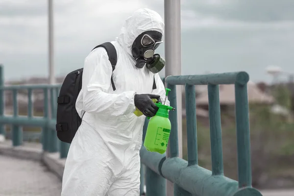 Quarentena Infecção Pelo Coronavírus Homem Equipamento Protecção Desinfecta Com Pulverizador — Fotografia de Stock