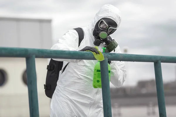 Quarentena Infecção Pelo Coronavírus Homem Equipamento Protecção Desinfecta Com Pulverizador — Fotografia de Stock