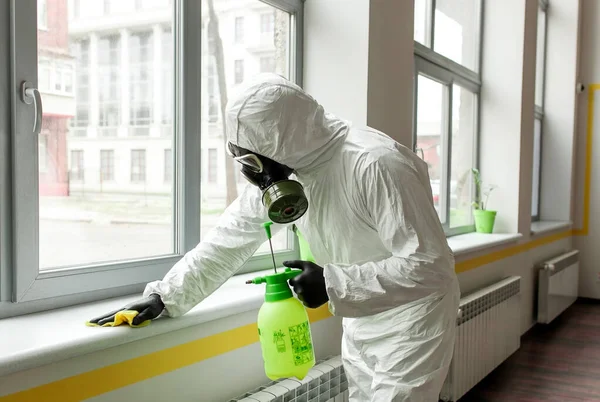 Homem Com Equipamento Protecção Desinfecta Com Pulverizador Escritório Tratamento Superfície — Fotografia de Stock