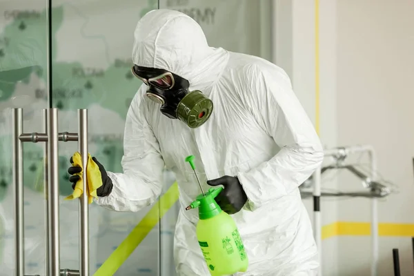 Homem Com Equipamento Protecção Desinfecta Com Pulverizador Escritório Tratamento Superfície — Fotografia de Stock