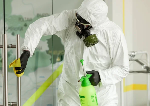 Homem Com Equipamento Protecção Desinfecta Com Pulverizador Escritório Tratamento Superfície — Fotografia de Stock