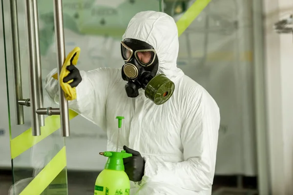 Homem Com Equipamento Protecção Desinfecta Com Pulverizador Escritório Tratamento Superfície — Fotografia de Stock