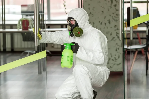 Homem Com Equipamento Protecção Desinfecta Com Pulverizador Escritório Tratamento Superfície — Fotografia de Stock