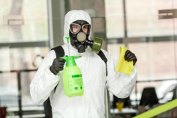 Hombre Equipo Protección Desinfecta Con Pulverizador Oficina Tratamiento Superficial Debido — Foto de Stock