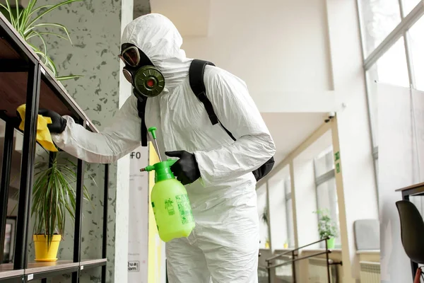 Homem Com Equipamento Protecção Desinfecta Com Pulverizador Escritório Tratamento Superfície — Fotografia de Stock