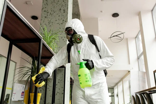 Homem Com Equipamento Protecção Desinfecta Com Pulverizador Escritório Tratamento Superfície — Fotografia de Stock