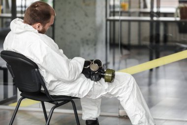 Koronavirüs salgını. Hastane kliniğinde Coronavirus (2019-nCoV) ile savaştıktan sonra yorgun, stresli ve bitkin düşmüş bir doktor ya da dezenfektör uzmanı. Dünya çapında küresel SARS-CoV-2 salgını.