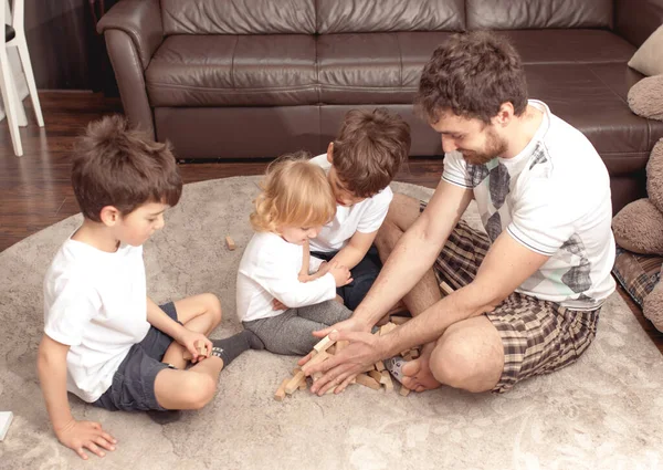 Concepto Familiar Feliz Papá Queda Casa Juega Con Los Niños — Foto de Stock