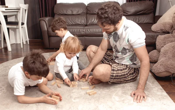 Glückliches Familienkonzept Vater Bleibt Hause Und Spielt Mit Kindern Gemeinsamer — Stockfoto