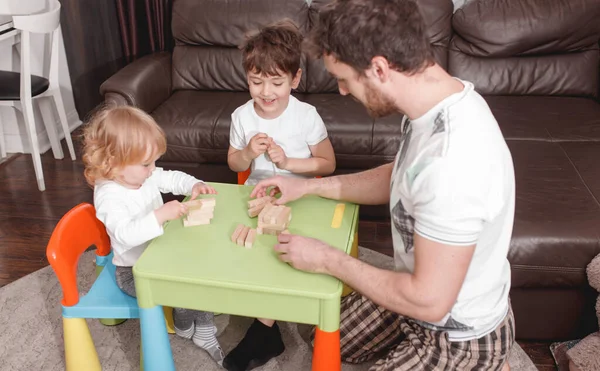 父の日だ パパは子供と時間を過ごす ハッピーホリデー 父は子供と遊ぶ 家で過ごす時間 — ストック写真