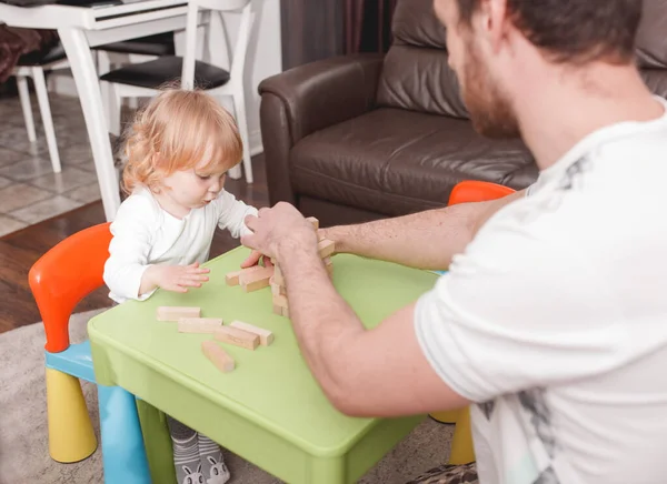 父の日だ パパは子供と時間を過ごす ハッピーホリデー 父は子供と遊ぶ 家で過ごす時間 — ストック写真