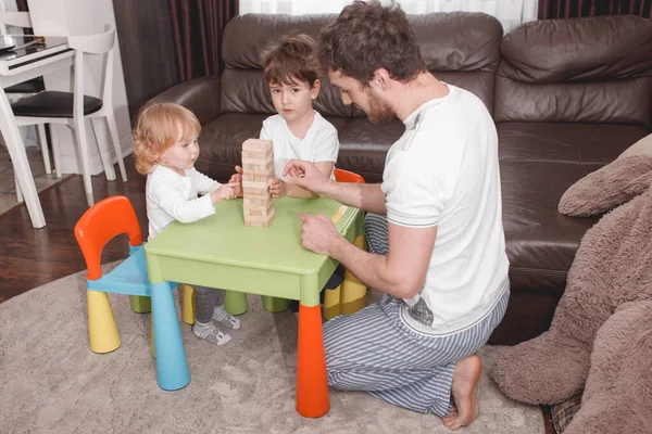 父の日だ パパは子供と時間を過ごす ハッピーホリデー 父は子供と遊ぶ 家で過ごす時間 — ストック写真