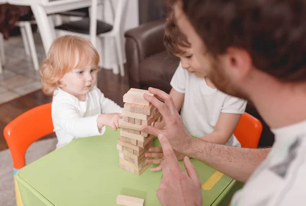 父の日だ パパは子供と時間を過ごす ハッピーホリデー 父は子供と遊ぶ 家で過ごす時間 — ストック写真