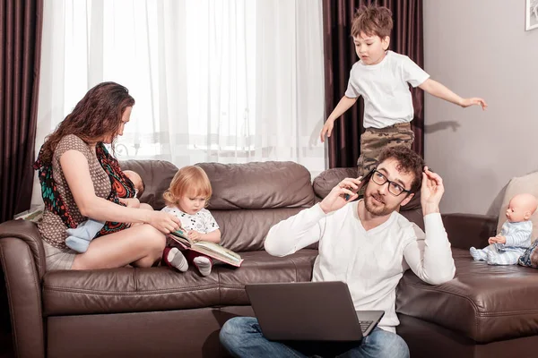 Padre Trabaja Casa Dedica Crianza Los Hijos Concepto Padre Trabajador — Foto de Stock