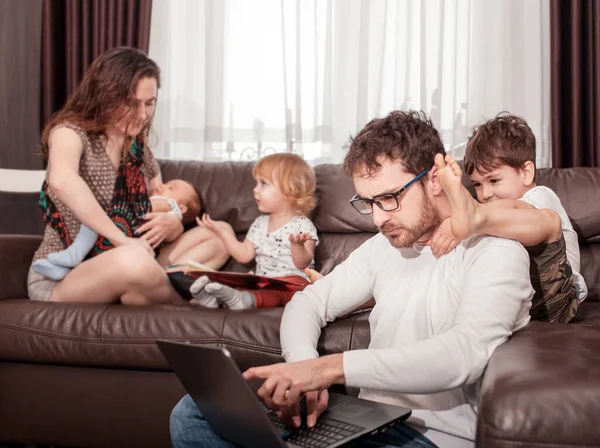 Smartphone Leende Virus Jobb Galet Tal Livsmedel Företag Kontor Föräldraskap — Stockfoto