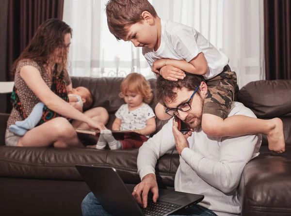 Papá Trabaja Casa Familia Completa Quedarse Casa Padre Freelancer Tratar — Foto de Stock