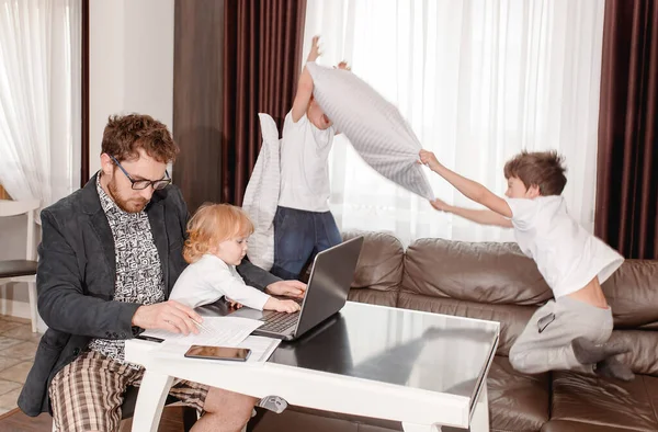 Padre Empresario Tratar Trabajar Portátil Desde Casa Mientras Que Sus — Foto de Stock