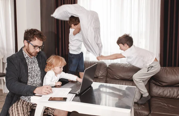 Padre Empresario Tratar Trabajar Portátil Desde Casa Mientras Que Sus — Foto de Stock