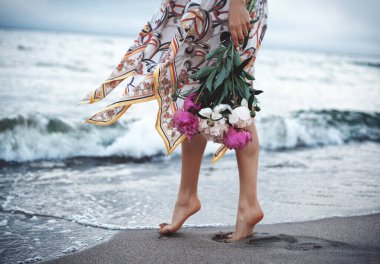 Işık panolarının üzerinde bıldırcın yumurtası görünümlü bir masanın üzerinde Özbek pilavı