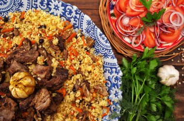 Kuzu ve domates salatalı Özbek pilavı