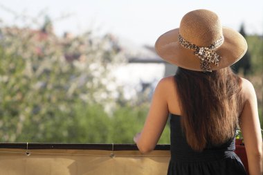  Hasır şapkalı kız.