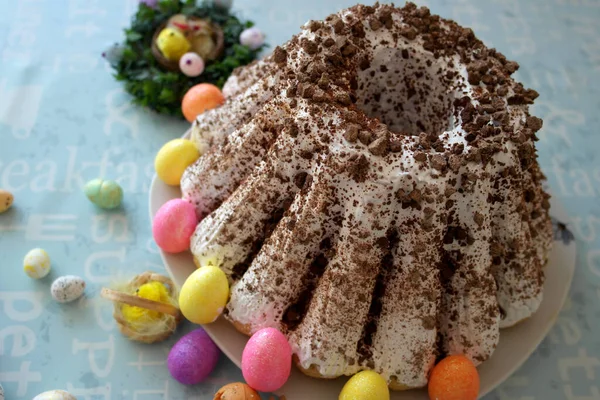 Buzlu ve çikolatalı Paskalya pastası.