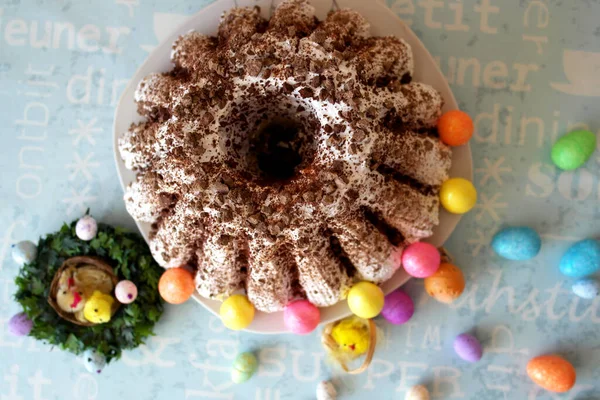 Buzlu ve çikolatalı Paskalya pastası.